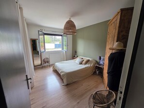 3 bedrooms, travel crib, free WiFi, bed sheets