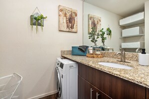 Regadera, secadora de cabello, toallas, jabón 