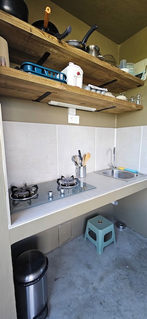 Wasserkocher mit Kaffee-/Teezubehör, Kühlschrank, Mikrowelle, Herdplatte