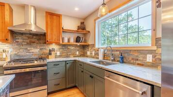 Mikrowelle, Wasserkocher mit Kaffee-/Teezubehör, Toaster