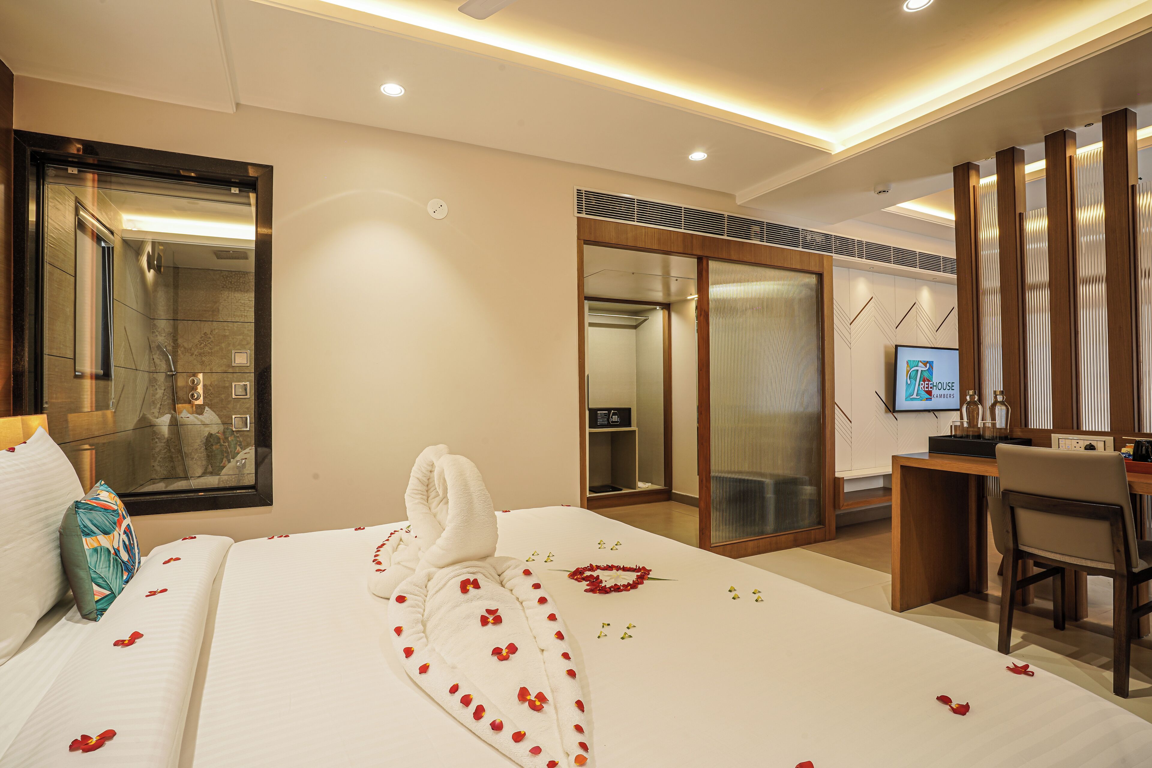 Executive Suite, City View | In-room safe, desk, laptop workspace, blackout curtains