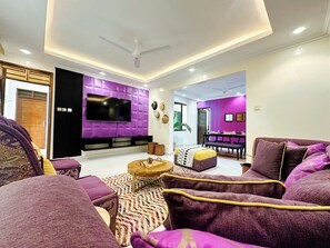 En 75-tommers smart-TV med digitale kanaler