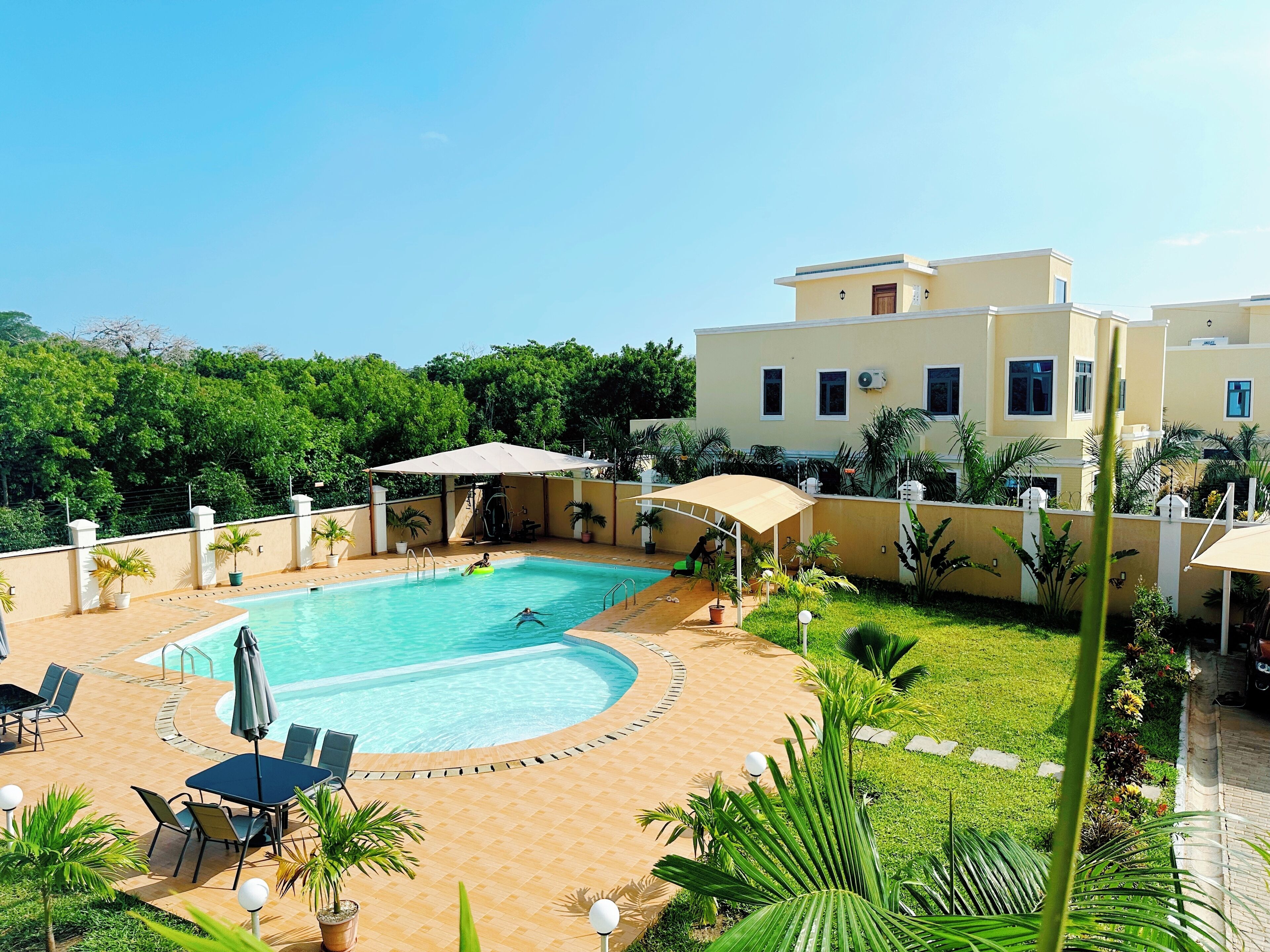 Vista frontal de la propiedad