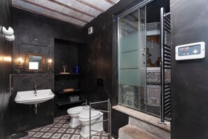Dusche, Haartrockner, Handtücher, Seife