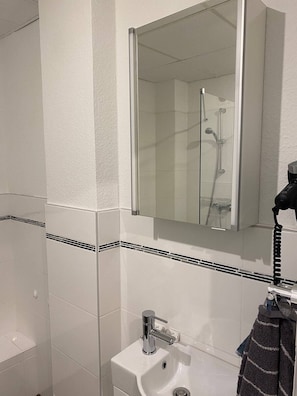Dusj, hårføner, håndklær og såpe