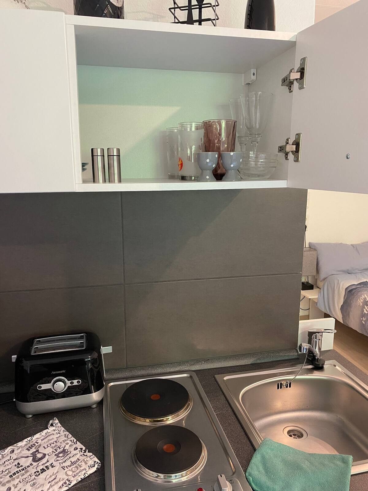 Kjøleskap, kokeplater, kaffetrakter/tekoker og vannkoker