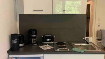 Fridge, stovetop, coffee/tea maker, electric kettle