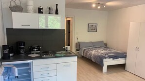 A compact bedroom with a bed, bedside table, and a wardrobe. - Vacation apartment "Twistesee" at the Edersee (Waldeck)