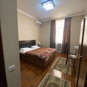 Superior tweepersoonskamer, uitzicht op stad | Badkamer | Een bad, gratis toiletartikelen, een haardroger, pantoffels