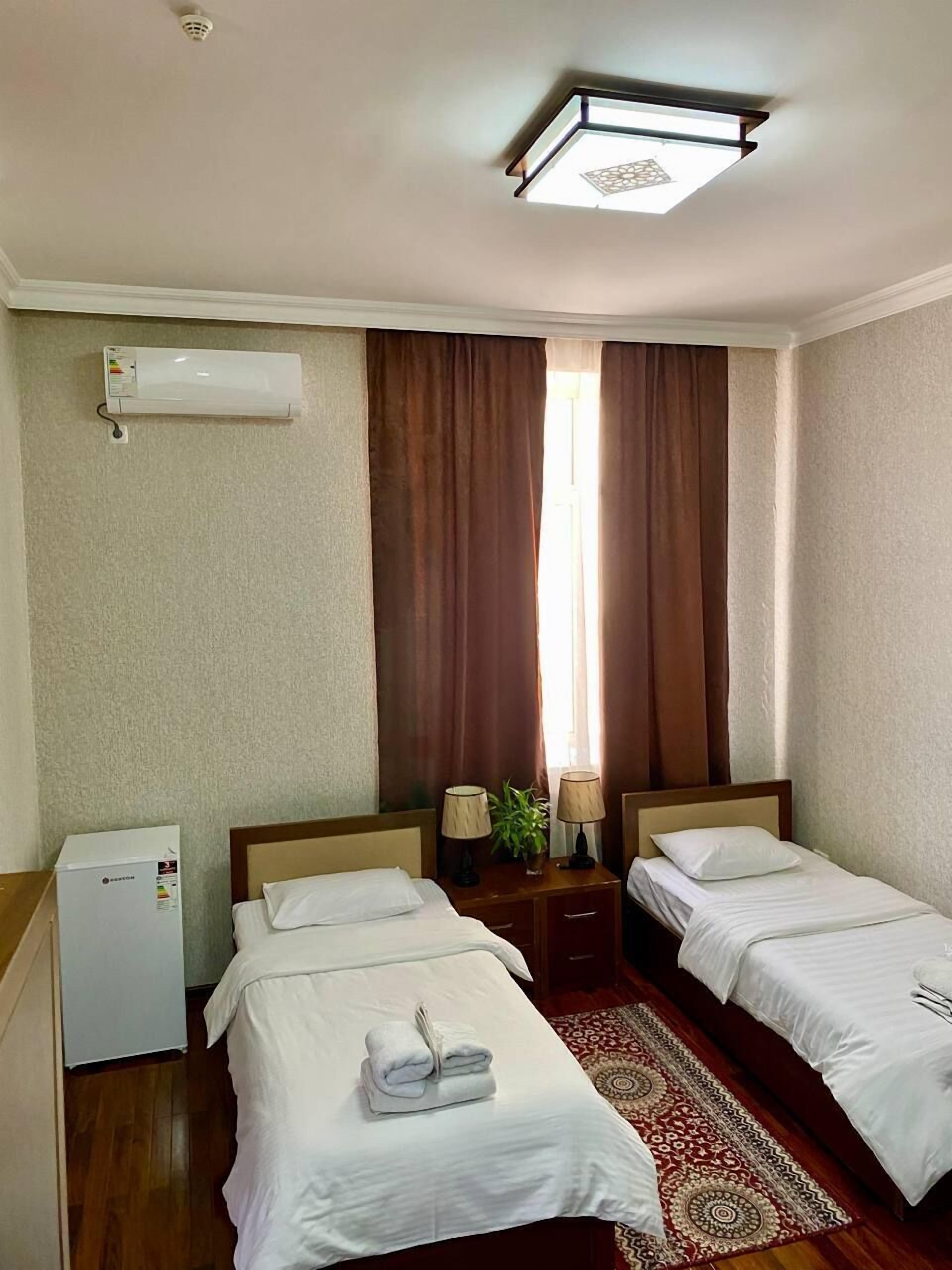 Habitació amb dos llits individuals estàndard, vistes a la ciutat | Bany | Banyera, articles de tocador gratuïts i assecador de cabells 