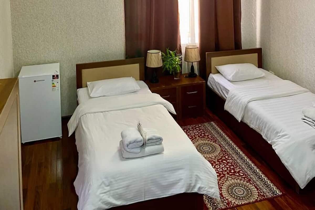 Standard Twin Room, City View | Bathroom | Bathtub, free toiletries, hair dryer, slippers