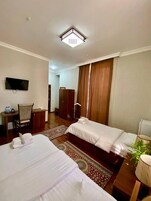 Escritorio y espacio para trabajar con laptop 