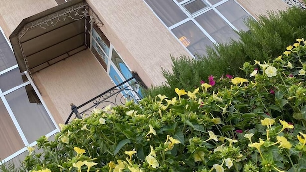 A hotel building with a sign reading "VARDONZ HOTEL". - Vardonze  (Bukhara)