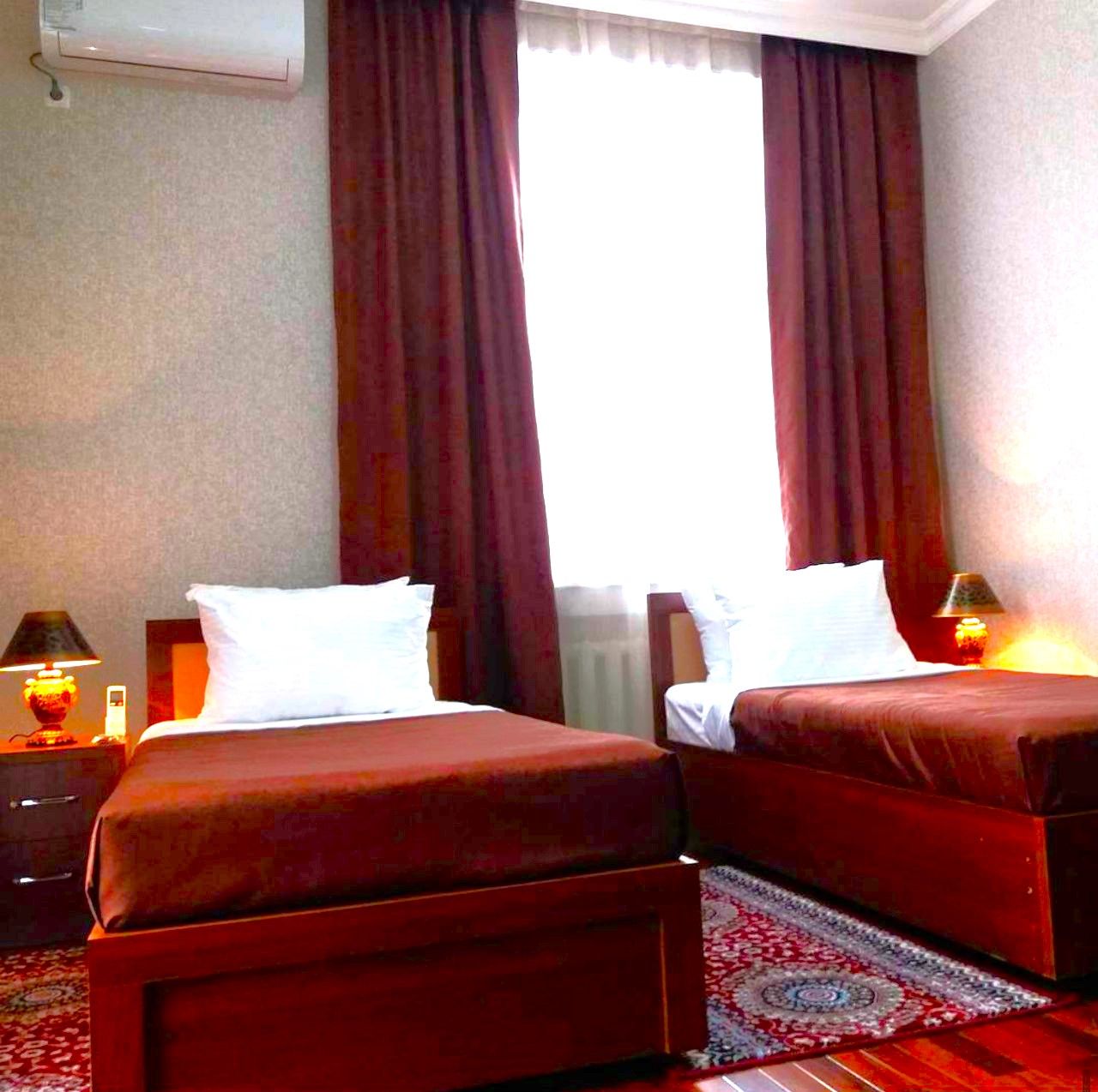 Habitación con 1 cama doble o 2 individuales | Ropa de cama de alta calidad y escritorio