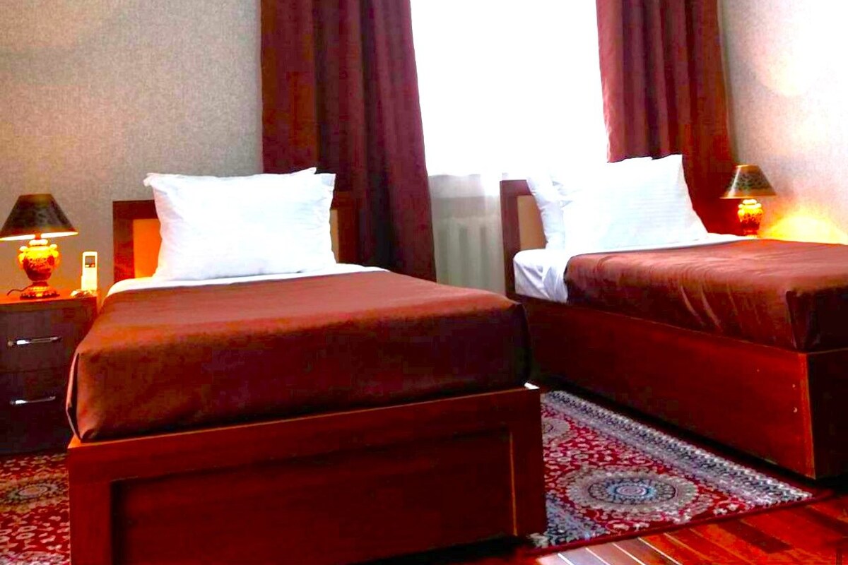Chambre double ou avec lits jumeaux | Literie de qualité, bureau, espace de travail pour ordinateurs portables