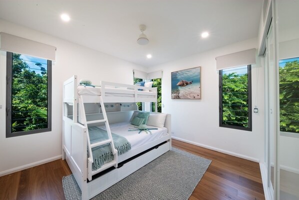 5 bedrooms, desk, free WiFi, bed sheets