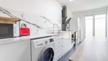 Een koelkast, een microgolfoven, een oven, een kookplaat