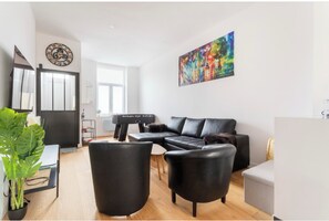 Smart TV, futbolito, libros