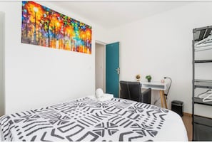 3 bedrooms, desk, travel cot, free WiFi