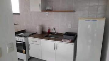 Departamento clásico, vista a la ciudad | Cocina privada | Refrigerador, horno y utensilios de cocina
