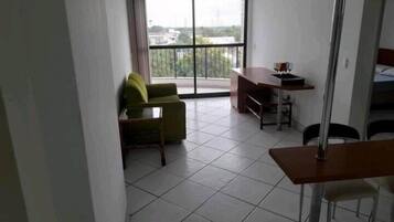 Apartamento clássico, vista para a cidade | Sala de estar | TV LED 32 polegadas com canais digitais