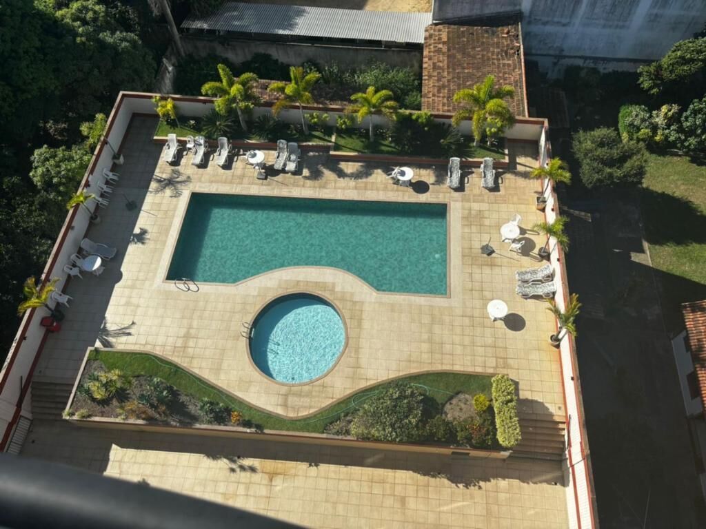 Piscina externa, funciona das 9h às 20h, guarda-sóis, espreguiçadeiras