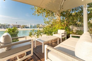 Property grounds - Beachfront 6BR + Assistant's Room Villa with Private Pool, Palm Villa (Dubai)