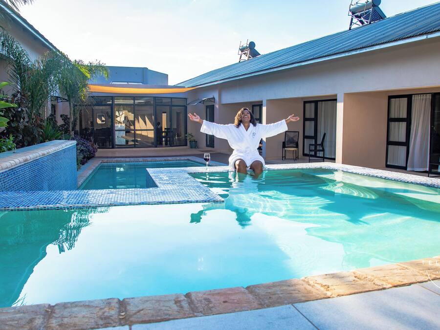 Piscina externa, espreguiçadeiras