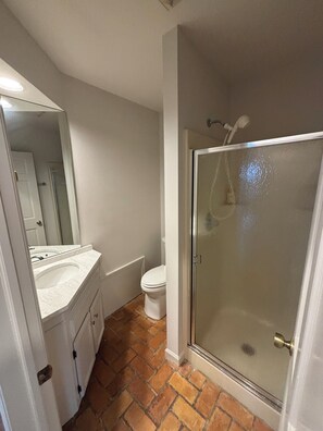 Chuveiro, toalhas de banho, sabonete, shampoo