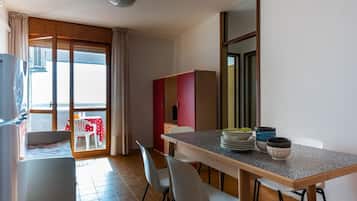 Apartment, 2 Schlafzimmer, Balkon, Meerblick | Esszimmer