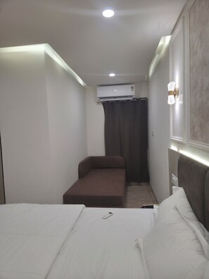 Standard Room | Free WiFi - Kiwi Inn Hotel Regional Park (Indore)