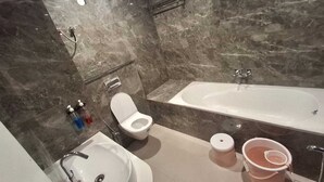 Un baño con inodoro, lavabo y bañera.