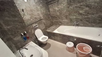 Ducha, artículos de tocador gratuitos, toallas, jabón