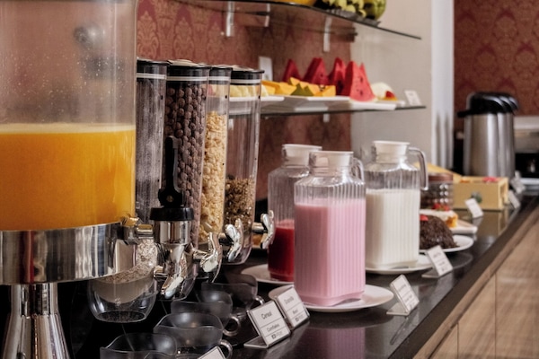 Café da manhã com buffet grátis todos os dias