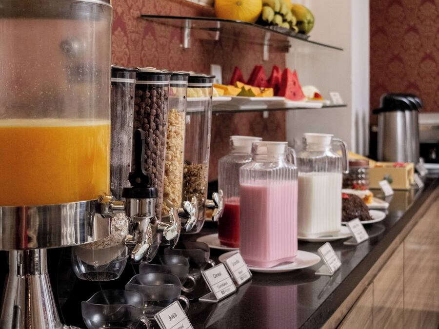 Café da manhã com buffet grátis todos os dias