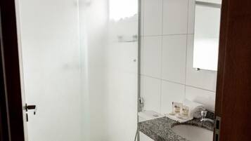 Habitación doble, 1 cama doble | Baño | Ducha, secador de pelo, toallas y jabón