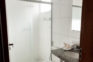 Quarto casal, 1 cama de casal | Banheiro | Chuveiro, secador de cabelo, toalhas de banho, sabonete