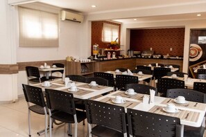 Free daily buffet breakfast  - Astor Hotel (Bauru)