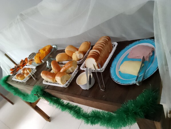 Desayuno autoservicio gratuito y diario