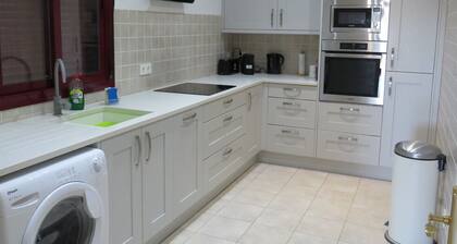 A spacious first floor with views of the vineyards and the sea.