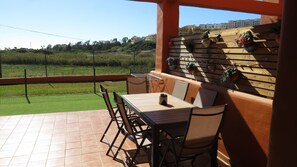 Outdoor dining - A spacious first floor with views of the vineyards and the sea. (Manilva)