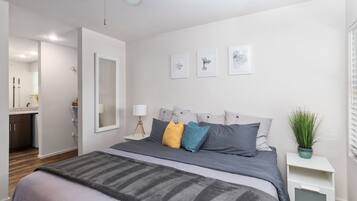 1 slaapkamer, een strijkplank/strijkijzer, wifi, beddengoed