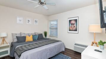 1 slaapkamer, een strijkplank/strijkijzer, wifi, beddengoed