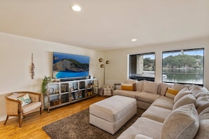 House | 5 bedrooms, Internet - Lakefront Luxury Stunning Views Dock Hot Tub (Olympia)