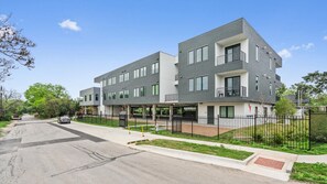 Room - Upstay Newly Renovated Modern Apartment Near Soco (Austin)