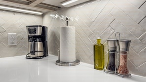 Room - Upstay Newly Renovated Modern Apartment Near Soco (Austin)