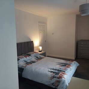 3 chambres, fer et planche à repasser, Wi-Fi gratuit, draps fournis