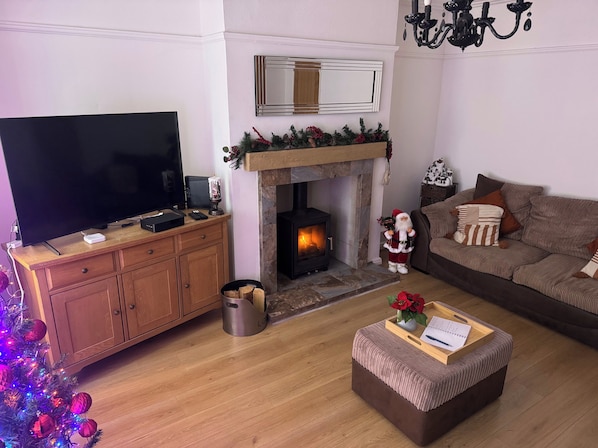 TV, fireplace