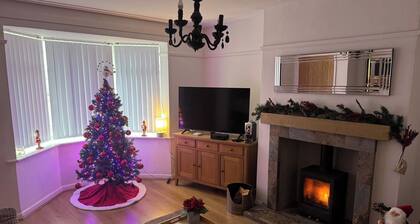 Knotty Ash - 3 Beds - Sleeps 6 - On-site Parking