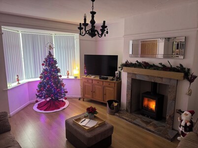 Knotty Ash - 3 Beds - Sleeps 6 - On-site Parking